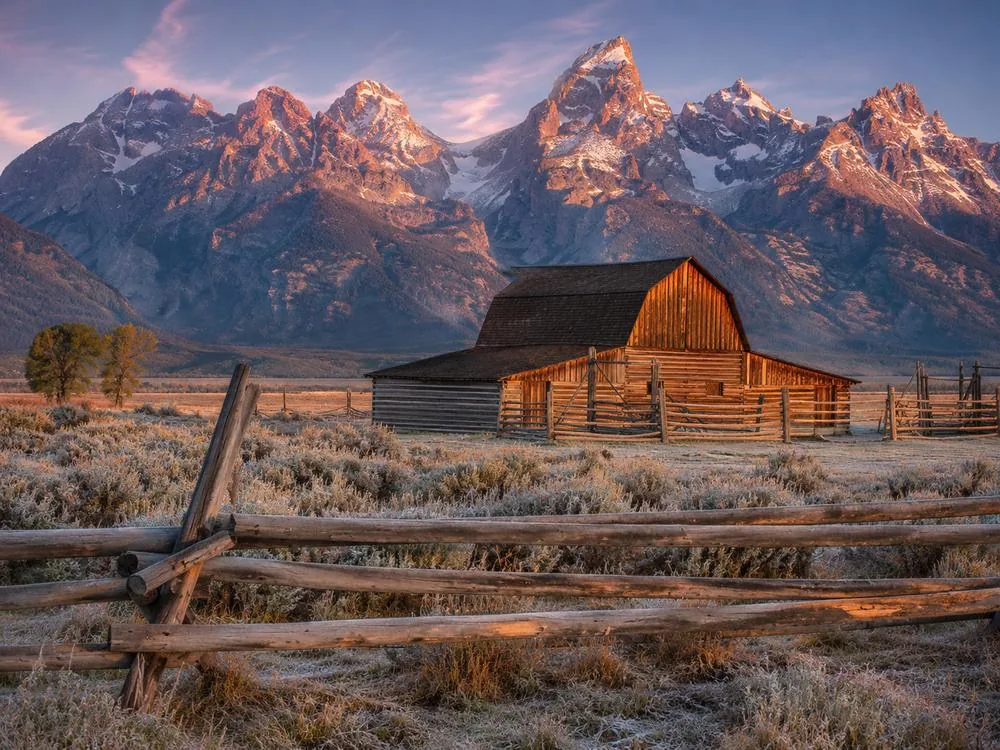 Un fienile di una fattoria a Mormon Row con la Teton Range sullo sfondo