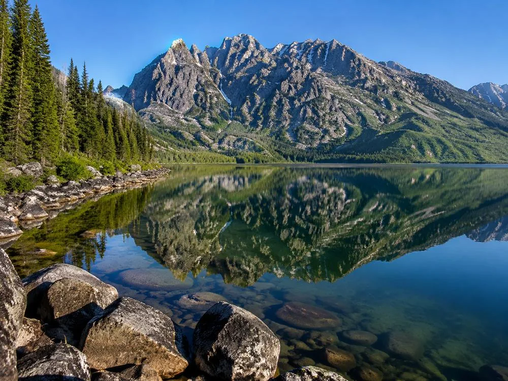 Jenny Lake ai piedi della catena delle Teton nel Parco Nazionale di Grand Teton